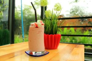 Berry Yoghurt Smoothie-cannes-catering